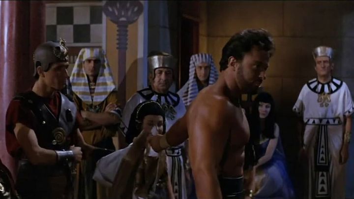 Una scena tratta dal film Il leone di Tebe