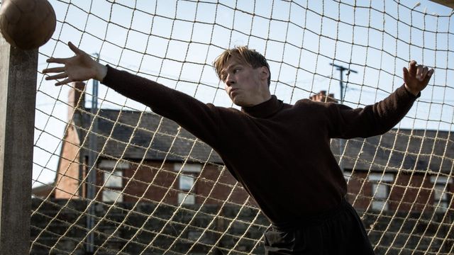 Una scena tratta dal film The Keeper – La leggenda di un portiere