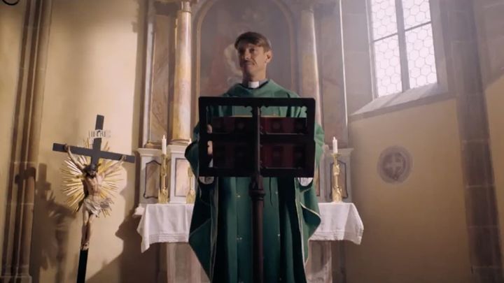 Una scena tratta dal film Abbi fede