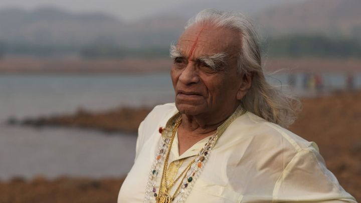 Una scena tratta dal film Iyengar - Il maestro di yoga