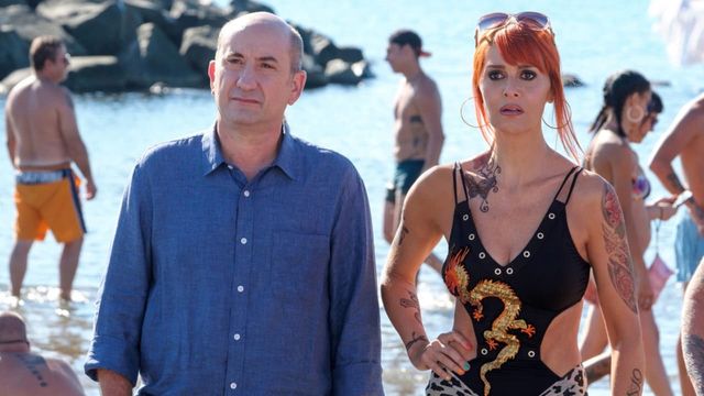 Una scena tratta dal film Come un gatto in tangenziale - Ritorno a Coccia di Morto