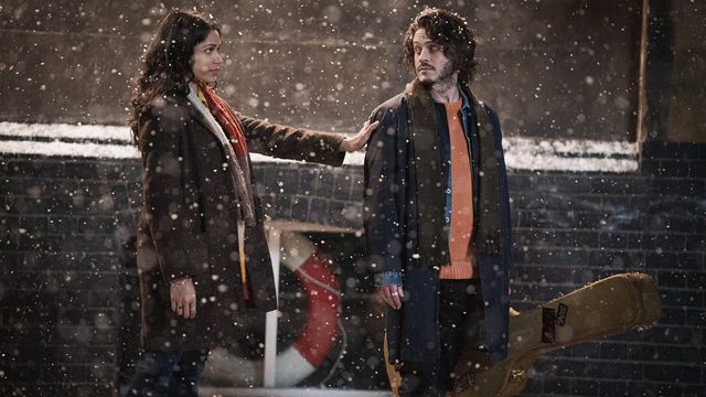 Una scena tratta dal film A Christmas Number One