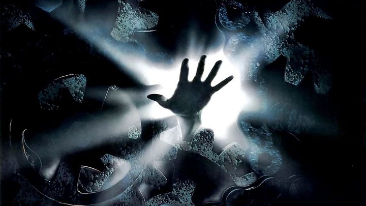 Una scena tratta dal film The Mangler - La macchina infernale