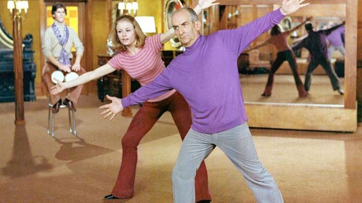 Una scena tratta dal film Beato tra le donne