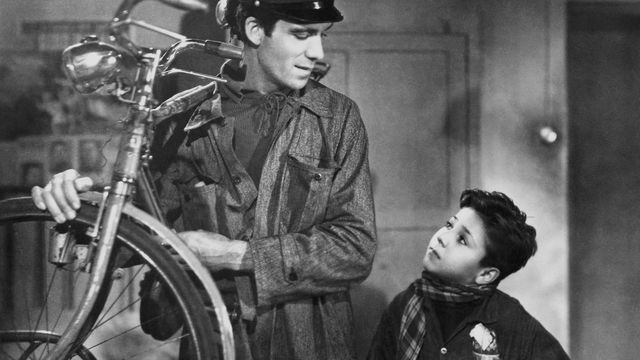 Una scena tratta dal film Ladri di biciclette