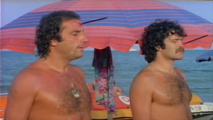 Una scena tratta dal film Acapulco, prima spiaggia... a sinistra
