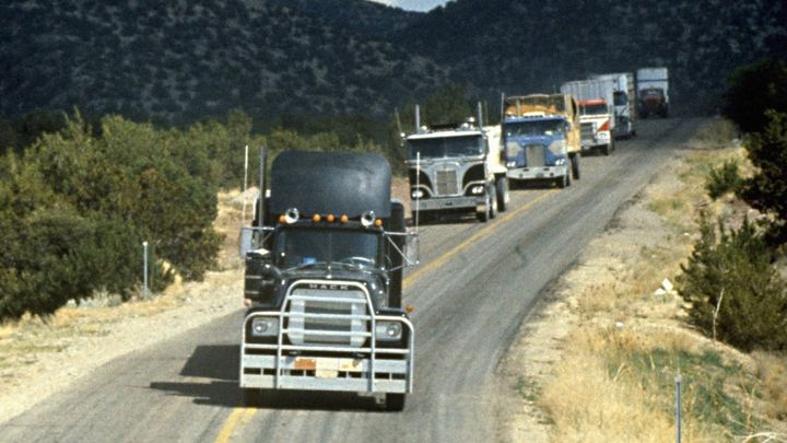 Una scena tratta dal film Convoy - Trincea d'asfalto