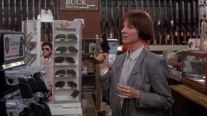 Una scena tratta dal film F.B.I. Agenti in sottoveste