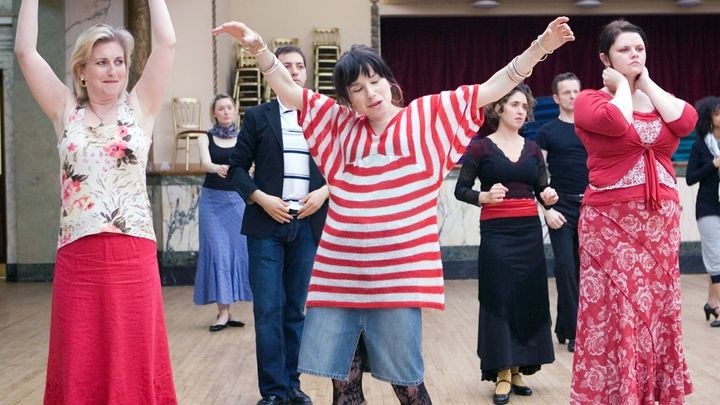 Una scena tratta dal film La felicità porta fortuna - Happy Go Lucky