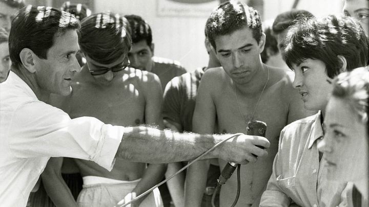 Una scena tratta dal film Comizi d'amore