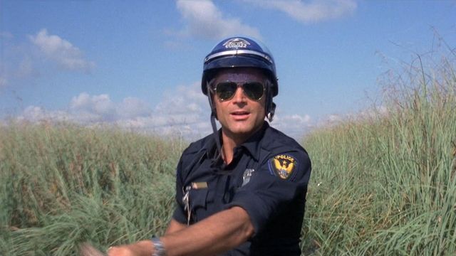 Una scena tratta dal film Poliziotto superpiù