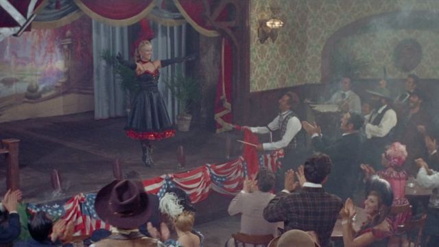 Una scena tratta dal film Per pochi dollari ancora