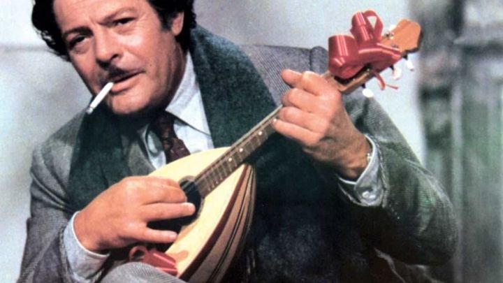 Una scena tratta dal film Giallo napoletano