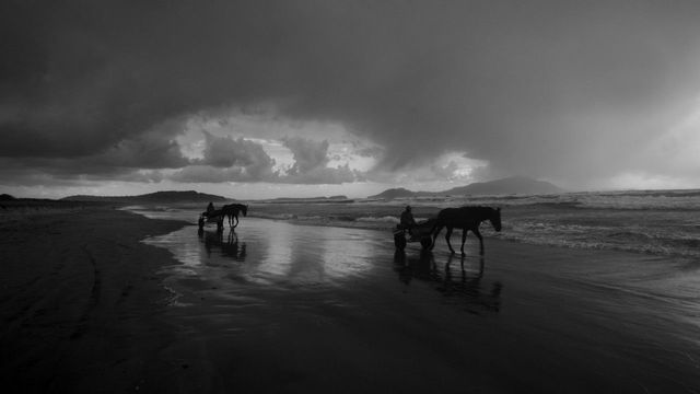 Una scena tratta dal film Sotto le nuvole