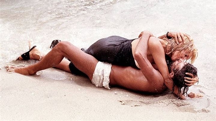Una scena tratta dal film Travolti da un insolito destino nell'azzurro mare d'agosto