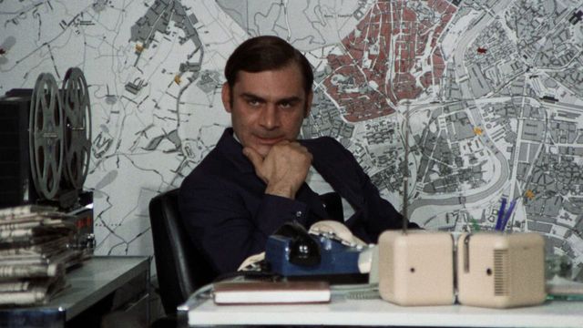Una scena tratta dal film Indagine su un cittadino al di sopra di ogni sospetto