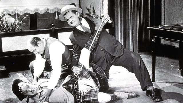Una scena tratta dal film Metti i pantaloni a Philip