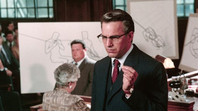 Una scena tratta dal film JFK - Un caso ancora aperto