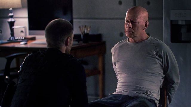 Una scena tratta dal film Fortress: Sniper's Eye