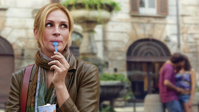 Una scena tratta dal film Mangia prega ama
