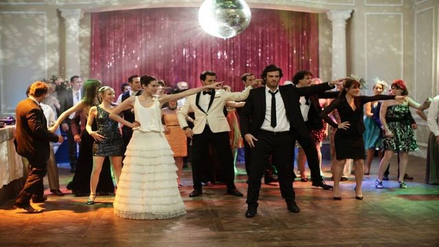 Una scena tratta dal film Se sposti un posto a tavola
