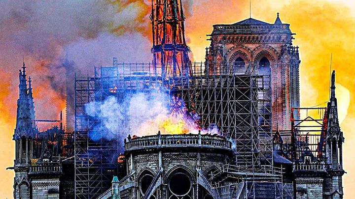 Una scena tratta dal film Notre-Dame in fiamme