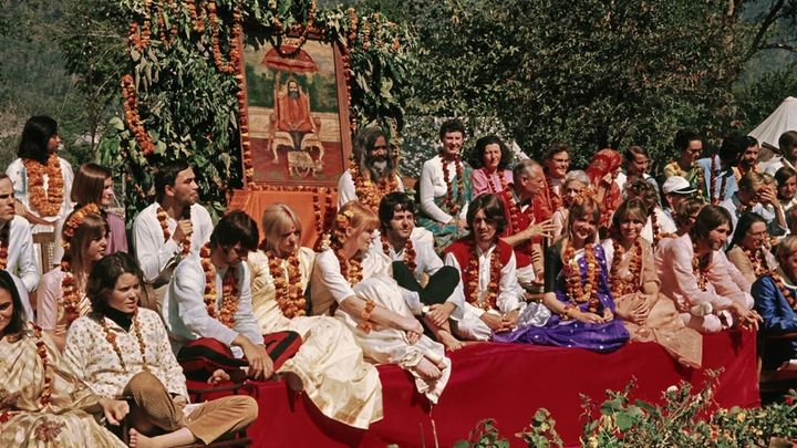 Una scena tratta dal film I Beatles e l'India