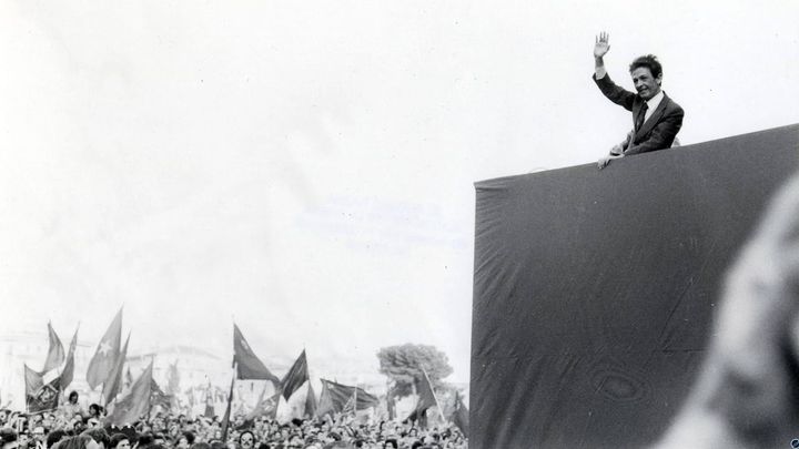 Una scena tratta dal film Quando c'era Berlinguer