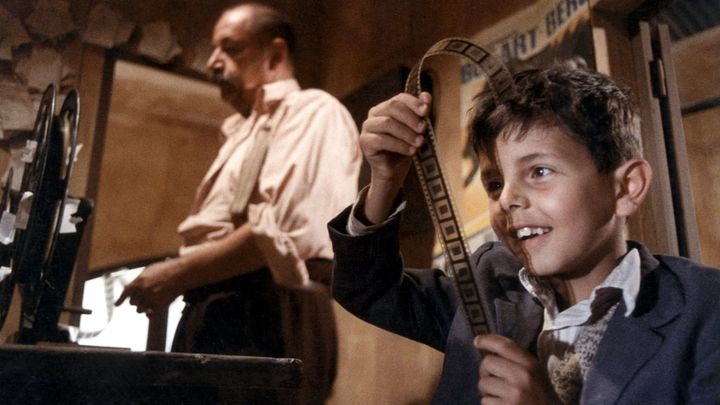 Una scena tratta dal film Nuovo Cinema Paradiso