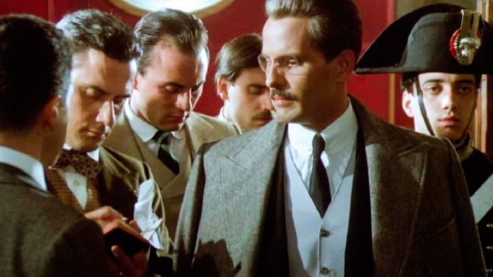 Una scena tratta dal film Il prefetto di ferro