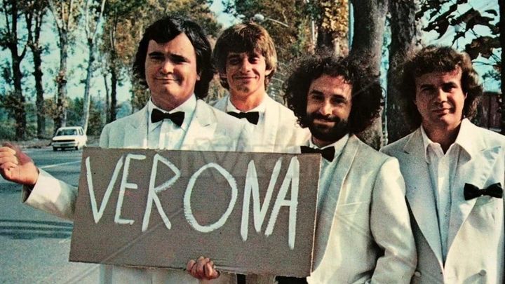 Una scena tratta dal film Arrivano i gatti