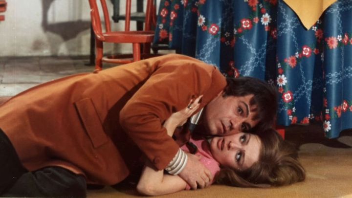 Una scena tratta dal film Straziami ma di baci saziami