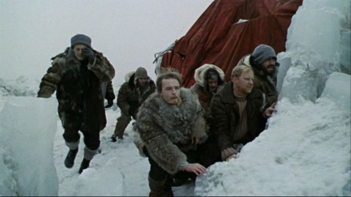 Una scena tratta dal film La tenda rossa