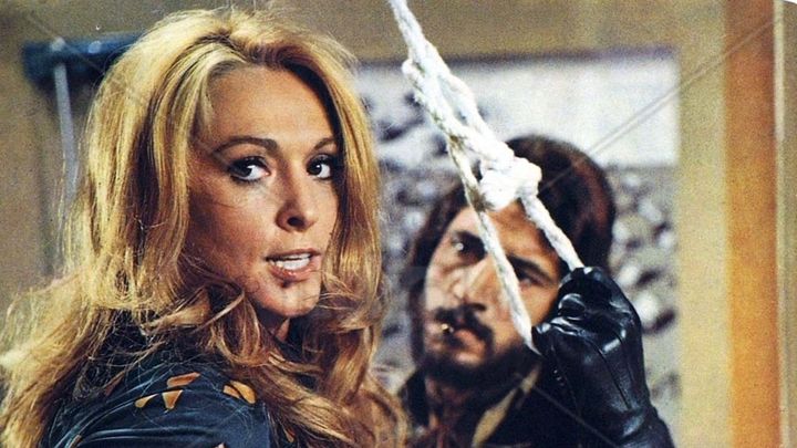 Una scena tratta dal film La morte accarezza a mezzanotte