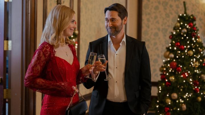 Una scena tratta dal film My Secret Santa- Mia mamma è Babbo Natale