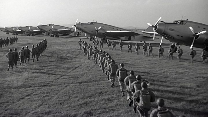 Una scena tratta dal film Divisione Folgore