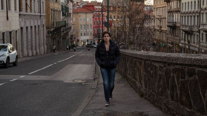 Una scena tratta dal film La ragazza ha volato