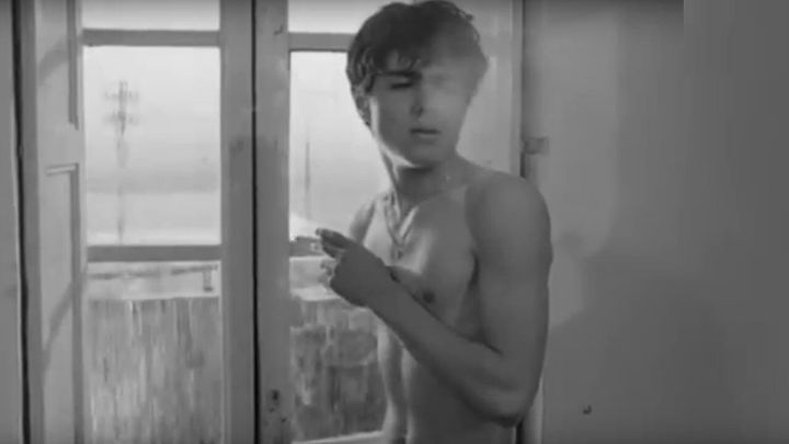 Una scena tratta dal film Il mare