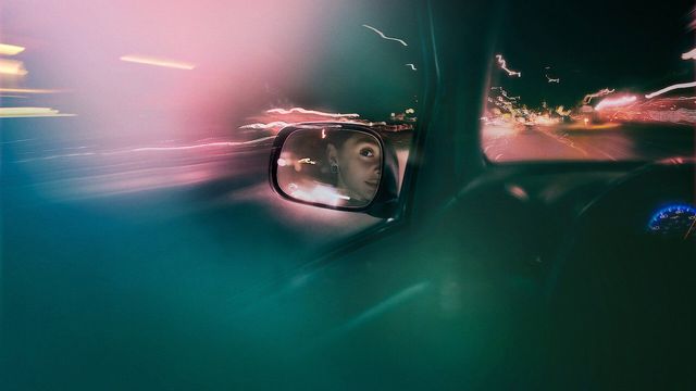 Una scena tratta dal film The Crash: Incidente o omicidio?
