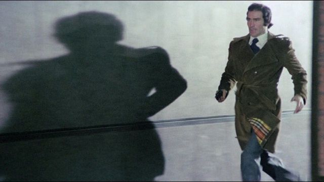 Una scena tratta dal film La polizia ha le mani legate