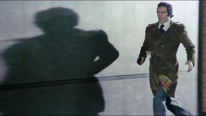 Una scena tratta dal film La polizia ha le mani legate