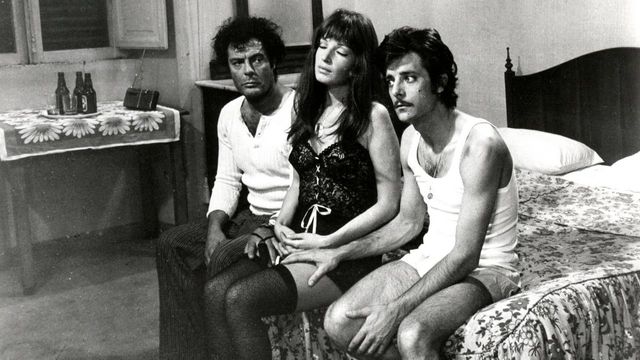 Una scena tratta dal film Dramma della gelosia (tutti i particolari in cronaca)