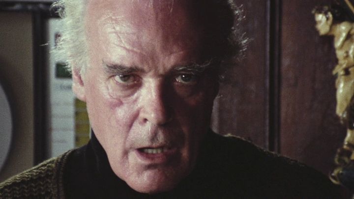 Una scena tratta dal film Black Cat: Gatto nero