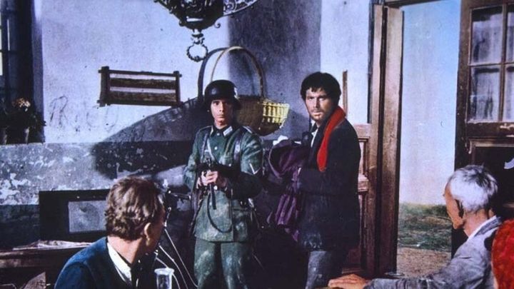 Una scena tratta dal film Dio è con noi