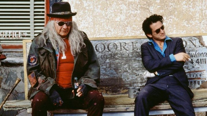 Una scena tratta dal film U Turn - Inversione di marcia
