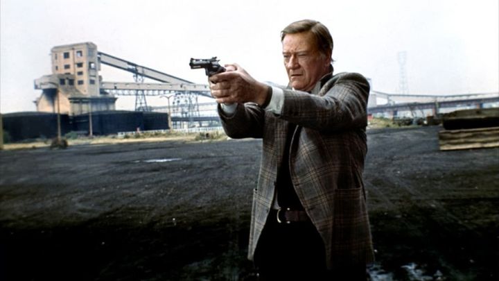 Una scena tratta dal film Ispettore Brannigan, la morte segue la tua ombra