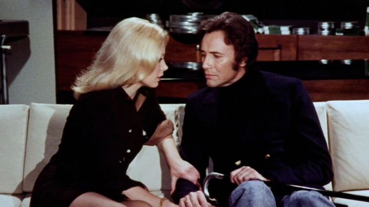 Una scena tratta dal film Sette scialli di seta gialla