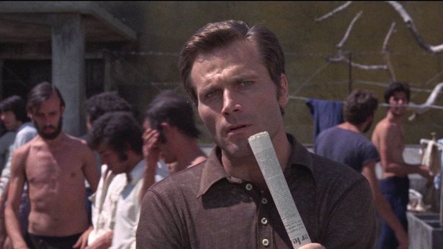 Una scena tratta dal film L'istruttoria è chiusa: dimentichi - Tante sbarre