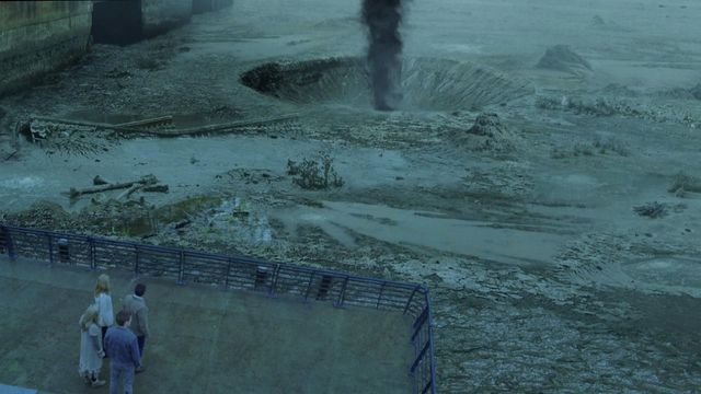 Una scena tratta dal film Tentacoli sulla città