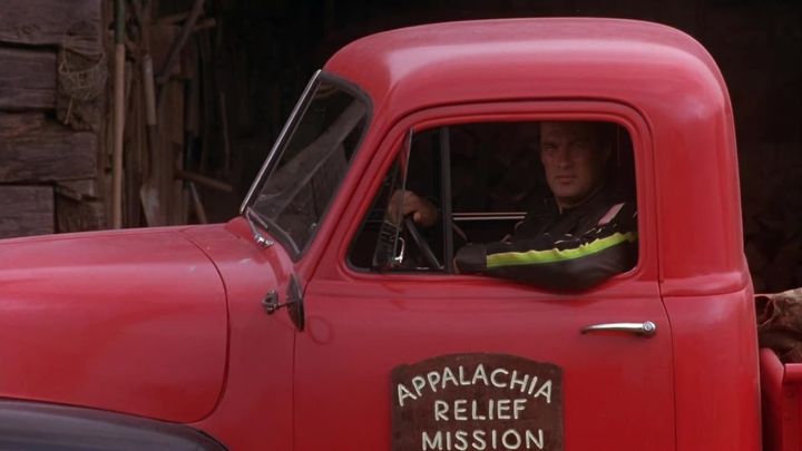 Una scena tratta dal film Fire Down Below - L'inferno sepolto